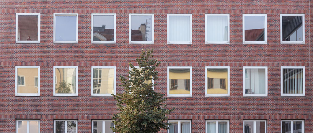 KulturRaum München - Unser Büro in der Zenettistrasse. Ein Backsteingebäude mit vielen Fenstern