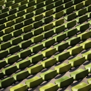 leere Sitze in einem Stadion