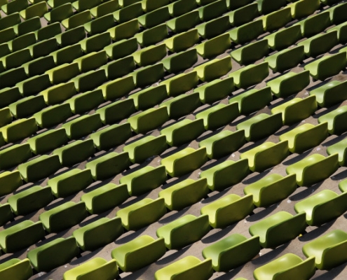 leere Sitze in einem Stadion