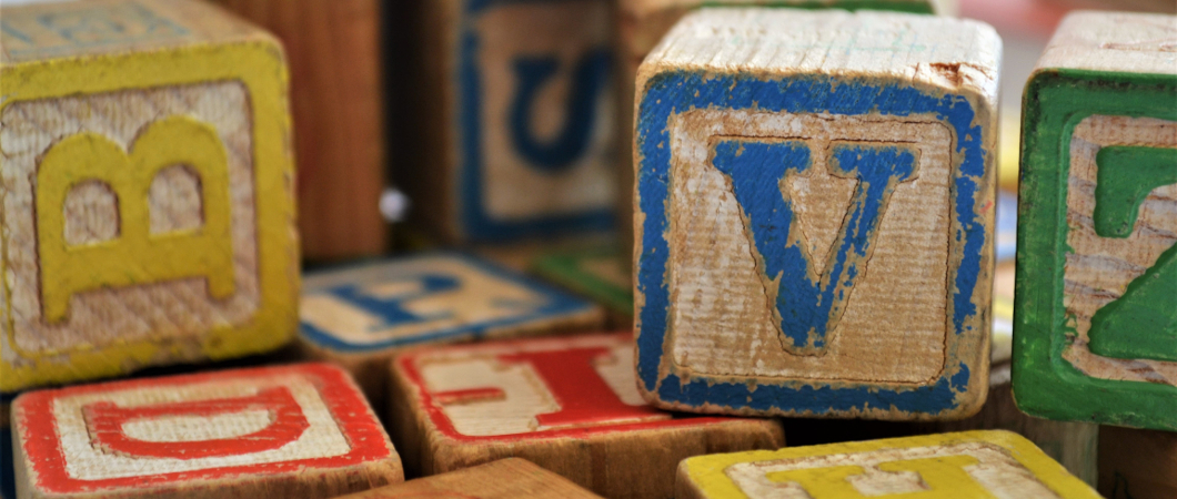 Würfel aus Holz mit Buchstaben darauf