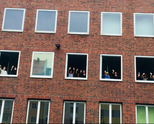 KulturRaum Team winkt aus dem Fenster