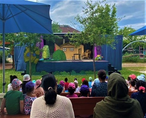 Kinder sehen ein das Theaterstück "Oh wie schön ist Panama" an