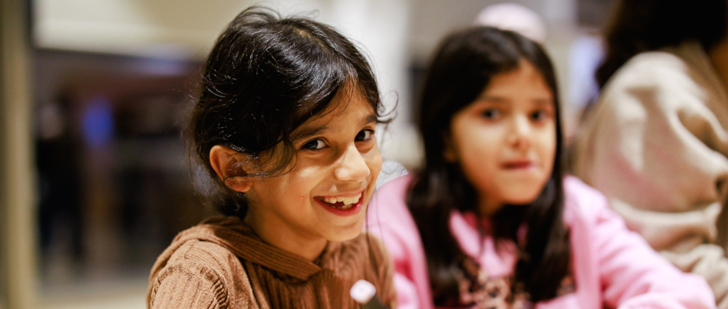 Ein Mädchen lächelt